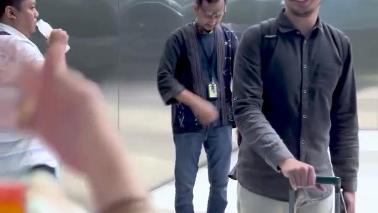 Momen Dewi Yull Antarkan Surya Sahetapy Kembali ke Amerika, Berusaha Tegar Tapi Mewek Juga