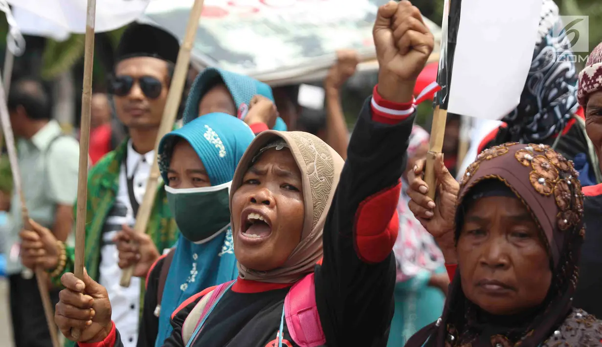 Petani dari Jakarta, Jawa Barat, dan Jawa Tengah bersama Wahana Lingkungan Hidup Indonesia (WALHI) menggelar aksi unjuk rasa menolak kriminalisasi aktivis lingkungan hidup di depan Istana Negara, Jakarta, Kamis (11/12). (Liputan6.com/Immanuel Antonius)