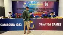 <p>Suasana stan registrasi ID card peliputan SEA Games 2023 Kamboja di Bandara Internasional Phnom Penh, Kamboja, pada Jumat (28/4/2023). Proses registrasi berupa penempelan hologram untuk kontingen dan wartawan. (Bola.com/Abdul Aziz)</p>