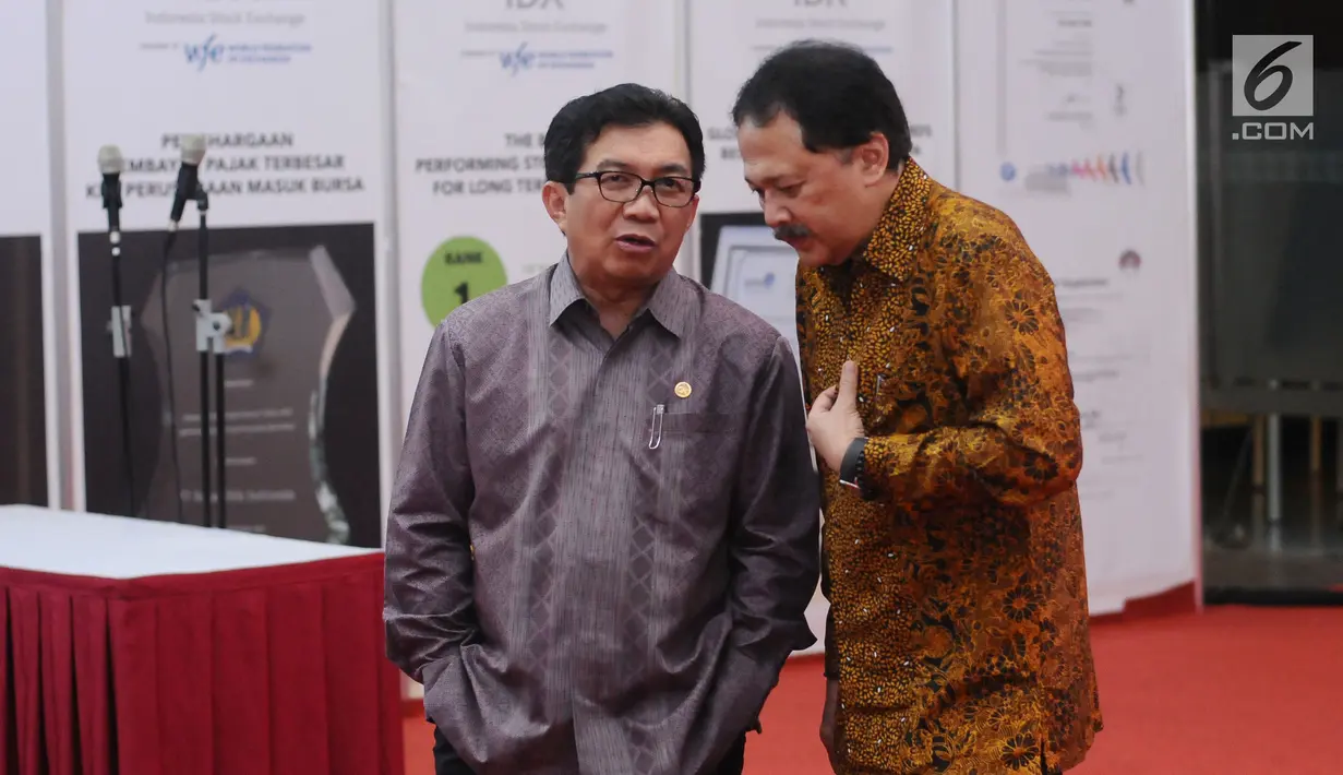 Direktur Utama PT Bursa Efek Indonesia (BEI) Tito Sulistio (kanan) berbincang bersama Ketua Dewan Komisioner OJK 2012-2017, Muliaman D Hadad saat menghadiri malam apresiasi di Gedung BEI Jakarta, Selasa (18/7). (Liputan6.com/Helmi Fithriansyah)