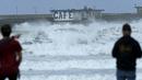 Ombak besar menerjang sebuah jembatan di Ocean Beach, California, (7/1). Tingginya ombak disebabkan oleh badai El Nino yang sangat kencang. (REUTERS/Mike Blake)