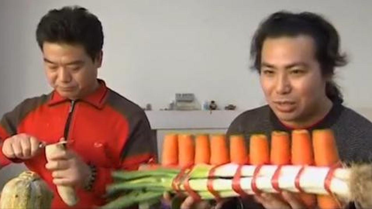 2 Bersaudara asal China jago main alat musik sayur