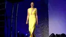 Aktris Gal Gadot berjalan di atas panggung untuk menerima pemenang penghargaan "Wonder Woman" selama Palm Springs International Film Festival 29 tahunan di Palm Springs, California (2/1). (Photo by Chris Pizzello/Invision/AP)