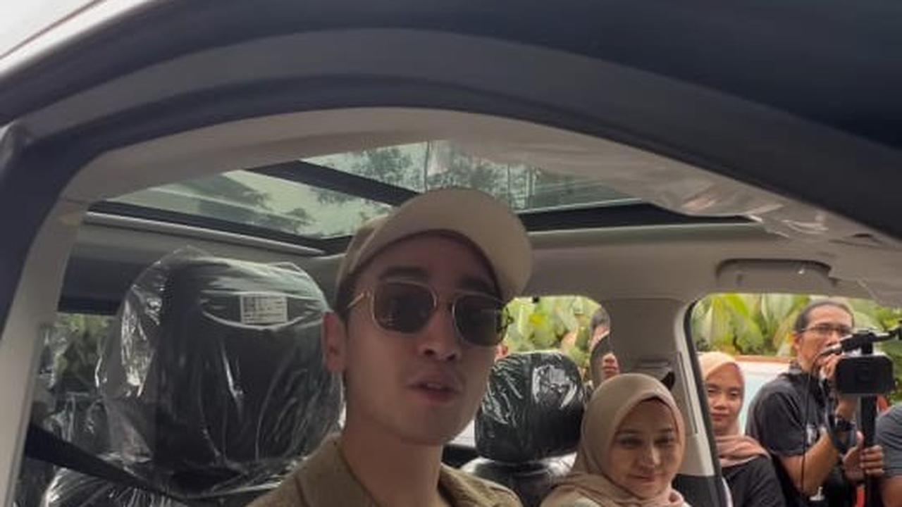 Verrell Baramsta Hadiahi Ibu Sambung Mobil Mewah
