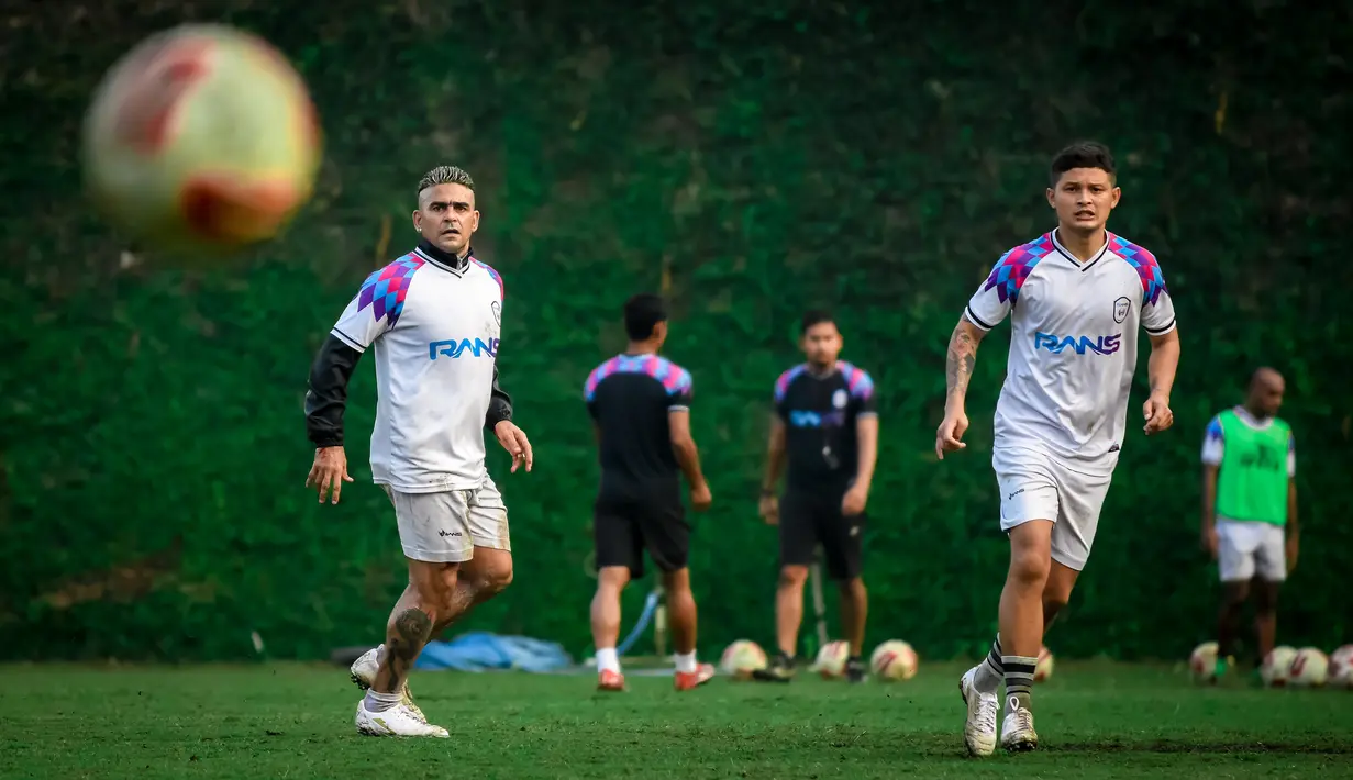 Pemain yang berjuluk El Loco ini terlihat cukup serius dan antusias saat menjalani latihan untuk menghadapi ujicoba ini. Begitupun dengan pemain lainnya yakni Syamsir Alam yang tak kalah semangat saat sesi latihan bersama RANS Cilegon FC. (Foto: Bola.com/Iwan Setiawan)