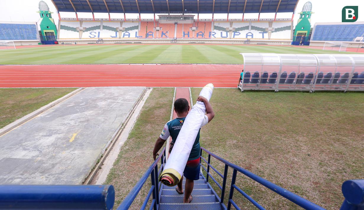 Pekerja juga sudah mulai memasang aneka atribut Piala Dunia U-17 2023 mulai dari spanduk hingga umbul-umbul memenuhi kawasan Stadion Si Jalak Harupat, Kabupaten Bandung. (Bola.com/Bagaskara Lazuardi)