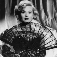 Zsa Zsa Gabor, aktris legendaris Hollywood menutup usia pada Minggu (18/12). Gabor yang memiliki 9 orang suami ini meninggal dalam usia 99 tahun di kediamannya di Bel-Air, Los Angeles, California. (doc.dailymail.com)