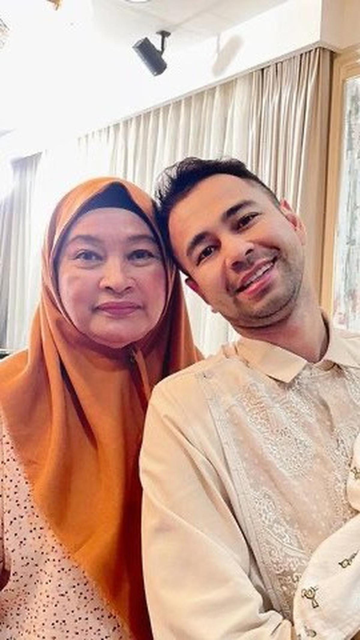 Hubungan Farida dengan Raffi juga sudah seperti ibu dan anak. Keduanya punya komunikasi yang baik layaknya keluarga meski bukan besar dan menantu secara langsung.