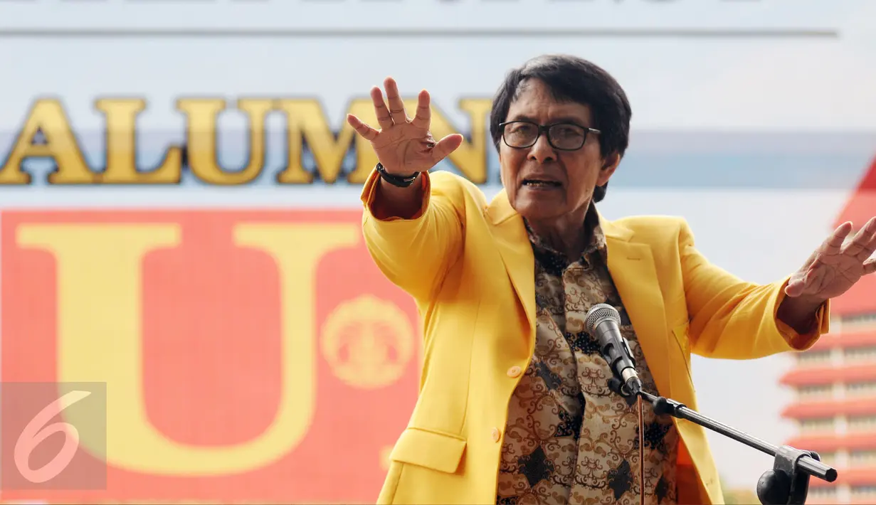 Tokoh Alumni UI, Taufik Bahauddin berorasi jelang pembacaan Deklarasi Bangkit untuk Keadilan di Kampus UI, Depok, Jumat (27/1). Aktivis Alumni UI menyuarakan keprihatinan terhadap kondisi Indonesia saat ini. (Liputan6.com/Helmi Fithriansyah)