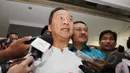 Wakil Ketua Umum Partai Golkar kubu Agung Laksono, Agus Gumiwang Kartasasmita menjawab pertanyaan wartawan usai mendatangi Bareskrim Mabes Polri, Jakarta, Jumat (27/3/2015). (Liputan6.com/Helmi Afandi)
