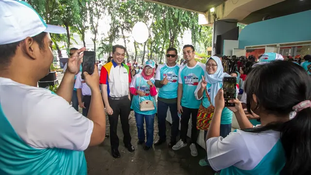 Raffi Ahmad bersama para pemudik gratis.