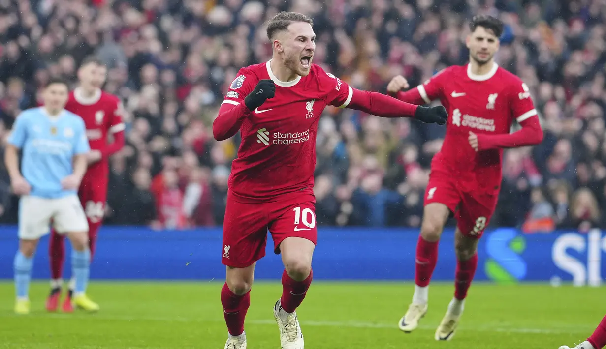 Selebrasi gelandang Liverpool, Alexis Mac Allister setelah mencetak gol penyeimbang 1-1 ke gawang Manchester City melalui eksekusi penalti pada laga pekan ke-28 Premier League 2023/2024 di Anfield Stadium, Liverpool, Minggu (10/3/2024). (AP Photo/Jon Super)