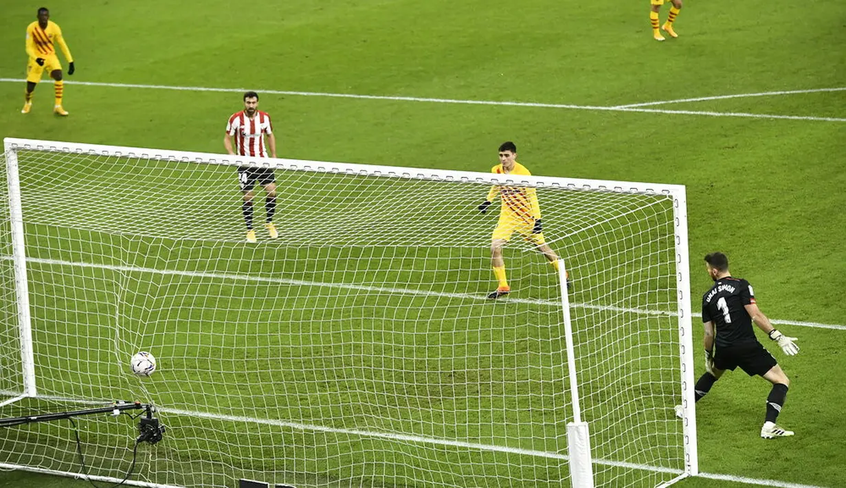 Kiper Athletic Bilbao Unai Simon (kanan) melihat bola yang masuk ke gawangnya saat melawan Barcelona pada pertandingan Liga Spanyol di Stadion San Mames, Bilbao, Spanyol, Rabu (6/1/2021). Barcelona menang 3-2 dengan dua gol dari Lionel Messi. (AP Photo/Alvaro Barrientos)