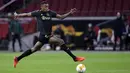 Gelandang Ajax, Ryan Gravenberch mengontrol bola saat bertanding melawan AS Roma pada pertandingan leg pertama perempat final Liga Europa di Johan Cruyff ArenA di Amsterdam, Belanda, Jumat (9/4/2021). AS Roma menang 2-1 atas Ajax. (AP Photo/Peter Dejong)