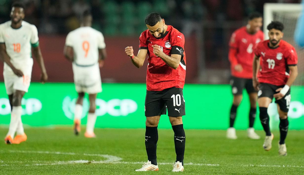 Laga dimenangkan oleh Mesir dengan skor 3-2. Skuad berjuluk The Pharaohs itu nantinya akan melawan Senegal pada 15 Januari mendatang. (AP Photo/Mosa'ab Elshamy)