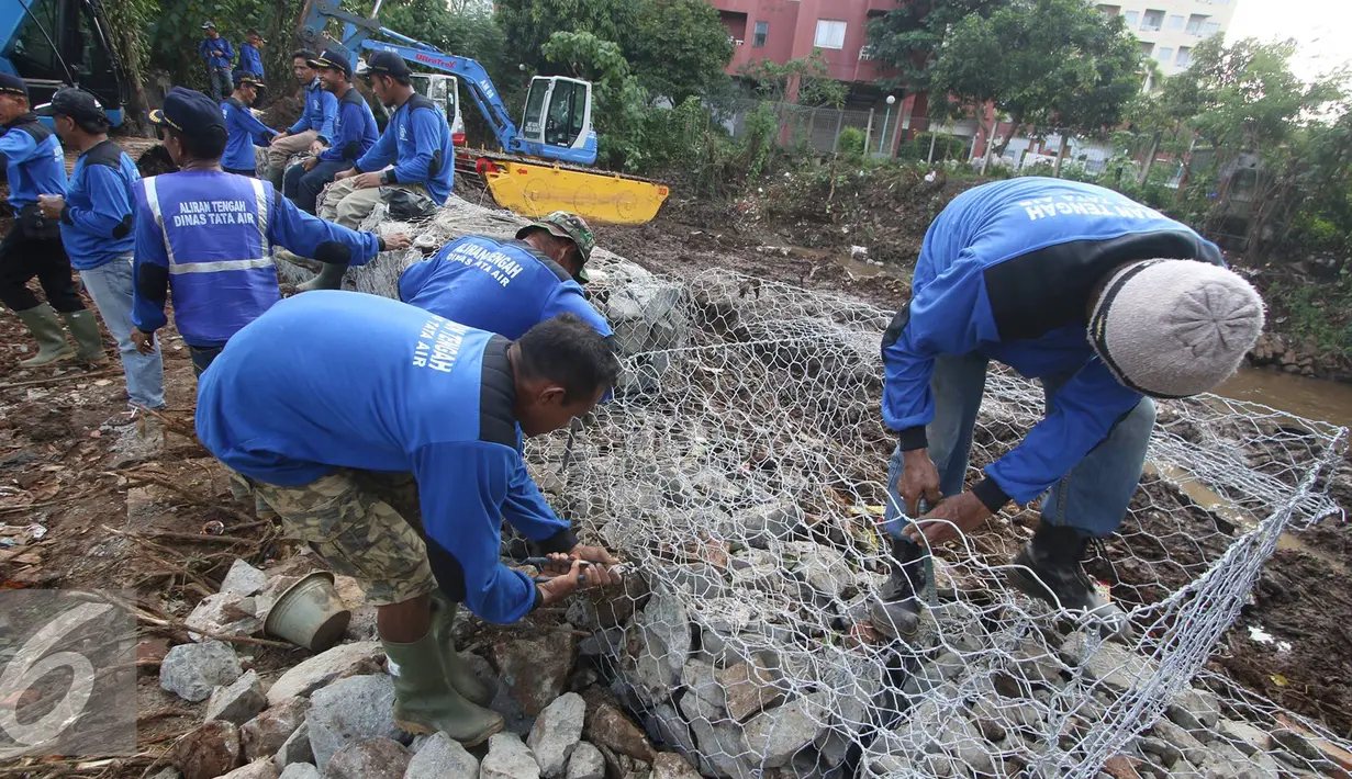 Pekerja menyelesaikan pembuatan bronjong di bantaran Kali Krukut, Kemang, Jakarta, Rabu (31/8). Bronjong itu dipasang guna mencegah air agar tidak meluap membanjiri kawasan elite tersebut. (Liputan6.com/Immanuel Antonius)