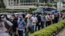 Ratusan imigran Afghanistan jalan kaki menuju Kedubes Kanada di Jakarta, Senin (13/12/2021). Dengan membawa spanduk dan poster, mereka menuntut UNHCR dan IOM segera memproses penempatan mereka ke negara tujuan seperti Kanada, Australia, Selandia Baru maupun AS. (Liputan6.com/Faizal Fanani)