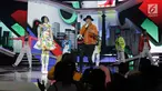 Penyanyi Via Vallen dan Anji saat tampil bersama dalam Konser Energi Asian Games 2018 di Studio 6 Indosiar, Jakarta, Kamis (8/3). (Liputan6.com/Faizal Fanani)