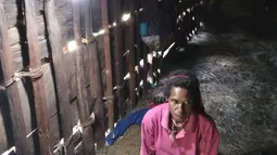 Seorang warga menikmati Lampu Tenaga Surya Hemat Energi (LTSHE) di desa terpencil Papua. Pada tahun 2018 Kementerian ESDM akan memasang LTSHE untuk 167.064 rumah di 1.230 desa, tersebar di 18 provinsi (Liputan6.com/HO/Hadi M Djuraid)