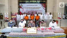 Kabareskrim, Komjen Pol Listyo Sigit Prabowo (tengah) memberikan keterangan saat rilis terkait kasus penipuan sindikat internasional pembelanjaan ventilator covid-19 di Gedung Bareskrim Mabes Polri, Jakarta, Senin (7/9/2020). (Liputan6.com/Faizal Fanani)