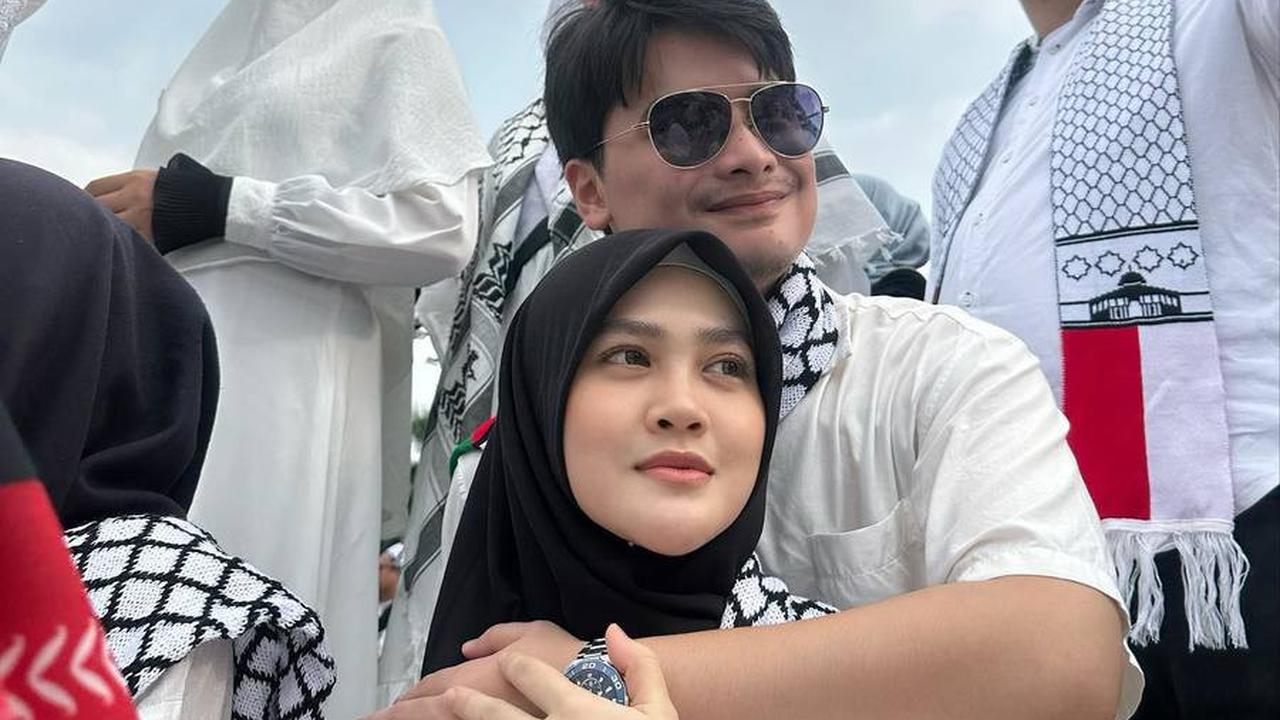 Berpartisipasi dalam Aksi Solidaritas untuk Palestina di Monas, Alvin Faiz Membagikan Foto-Foto Mesranya bersama Henny Rahman