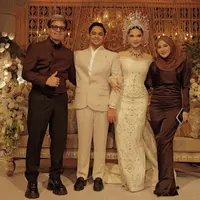 Aurel Hermansyah kompak bersama Atta mengenakan baju coklat. Aurel tampil dengan long dress lengan panjang shining dipadukan kerudung coklat polos. [@aurelie.hermansyah]