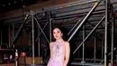 Penampilan memesona Lyodra Ginting di belakang panggung. Ia mengenakan dress bernuansa ungu muda yang memiliki aksen halter-neck, dan rok dengan high-slit yang menjuntai hingga ke lantai. [Foto: Instagram/lyodraofficial]