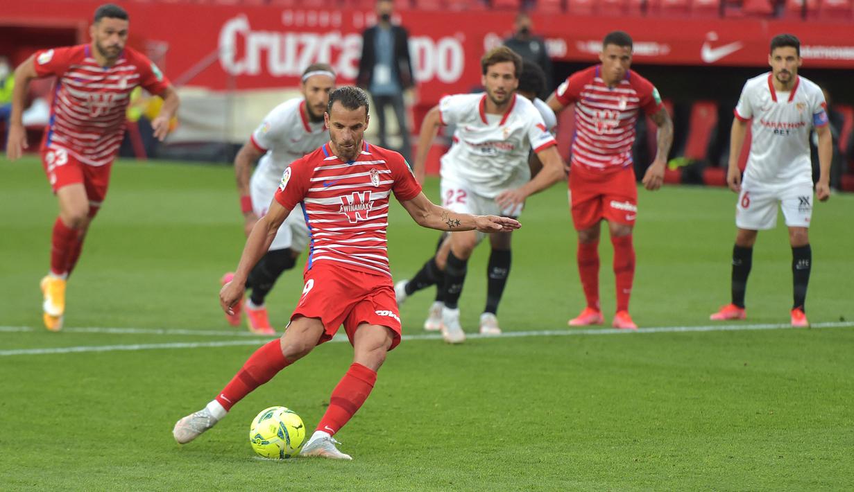 Striker Granada, Roberto Soldado memperkecil skor menjadi 1-2 lewat golnya di menit ke-90 melalui eksekusi penalti. (AFP/Cristina Quicler)