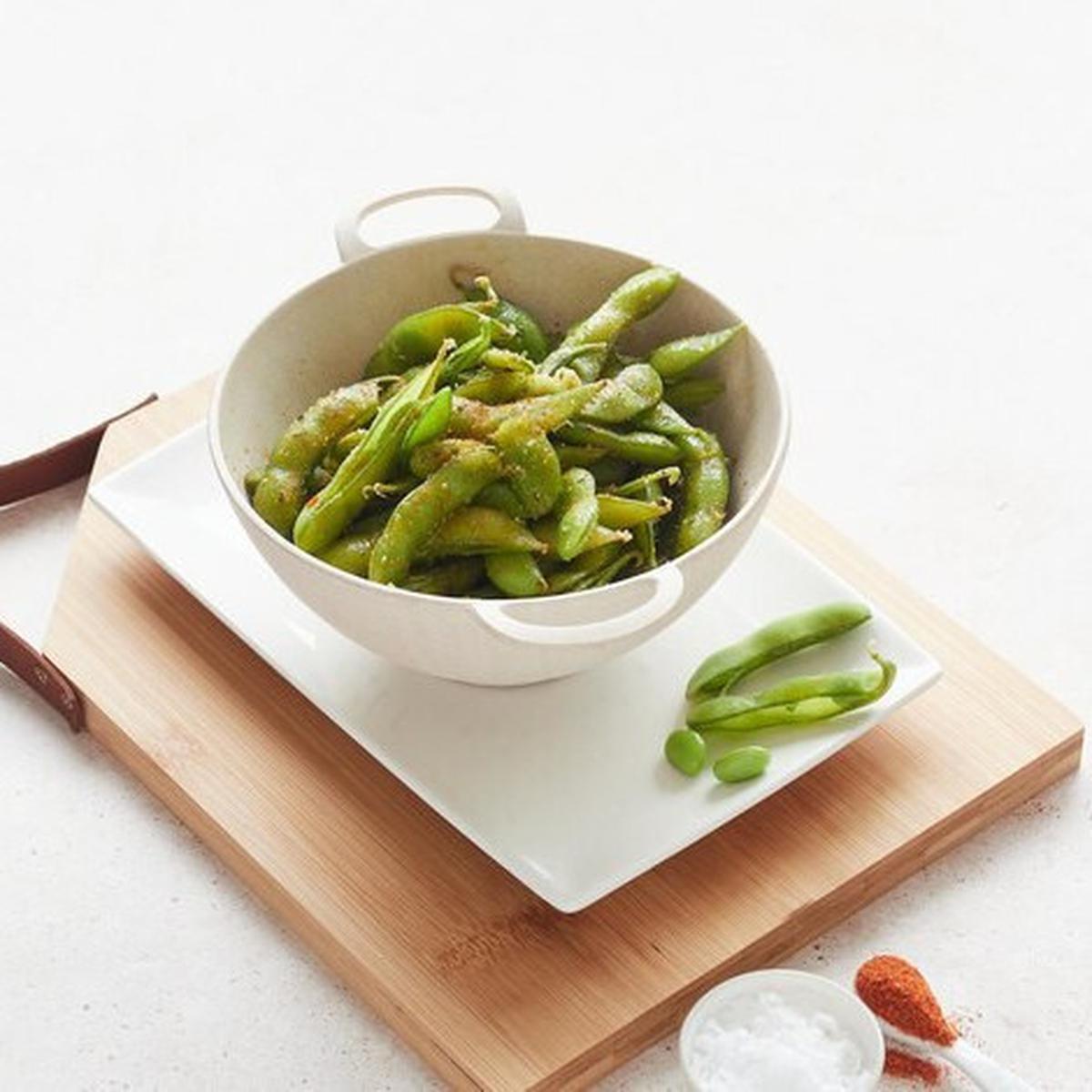 Edamame rebus dengan sedikit garam di atasnya (Foto Dok: Freepik/anasenyfoto)