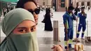 Berikut beberapa potretnya Syahnaz dan suami menjalankan ibadah umrah. Melalui akun instagramnya, perempuan dua orang anak itu mengucap rasa syukurnya bisa kembali ke Tanah Suci. [Instagram/syahnazs]