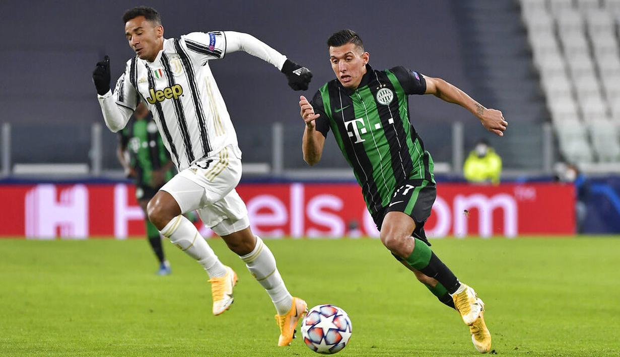 Bek Juventus, Danilo, berebut bola dengan pemain Ferencvaros, Myrto Uzuni, pada laga Liga Champions di Turin, Rabu (25/11/2020). Juventus menang dengan skor 2-1. (Marco Alpozzi/LaPresse via AP)