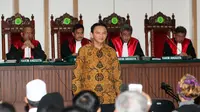 Basuki Tjahaja Purnama (Ahok) bersiap menjalani sidang lanjutan dugaan penistaan agama di Gedung Auditorium Kementerian Pertanian, Jakarta, Selasa (3/1). Sidang keempat kasus Ahok ini digelar secara tertutup. (Liputan6.com/Irwan Rismawan/Pool)