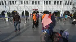 Aktivitas calon penumpang kereta api di stasiun Pasar Senen, Jakarta, Jumat (13/3/2015). Ruang tunggu di stasiun tersebut kini terlihat rapi dan bersih, serta sudah beratapkan kaca. (Liputan6.com/Johan Tallo)