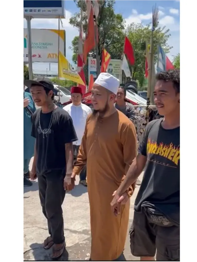 6 Momen Ustaz Ebit Lew Asal Malaysia Beri Baju Muslim ke Anak Vespa di Pekanbaru