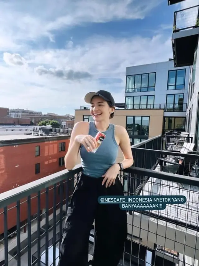 8 Gaya Enzy Storia Menetap di Amerika, Makin Kece Setelah Menikah