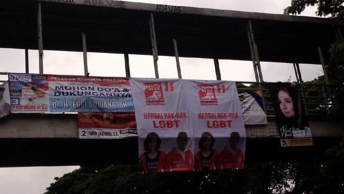 Spanduk PSI dukung hak LGBT terpasangan di jembatan penyeberangan Tebet. (Bawaslu)