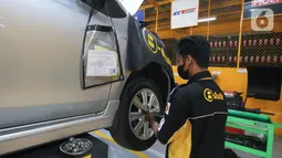 Teknisi memperbaiki mobil di B-Quik Pluit Village, Jakarta, Kamis (29/04/2021). LMI melakukan penandatanganan kesepakata dengan B-Quik yang bergerak di bidang layanan dan pemeliharaan mobil. (Liputan6.com/Fery Pradolo)