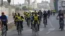 Sejumlah peserta mengayuh sepeda saat balapan lokal, di jalan tepi laut di Kota Gaza, Rabu (30/6/2021).  Ratusan orang mengambil bagian dalam balapan sepeda di Gaza pada Rabu, yang diselenggarakan oleh Federasi Bersepeda Palestina. (AP Photo/Adel Hana)