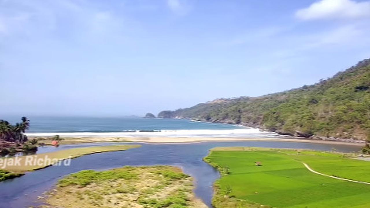 Selain itu, pantai tersebut turut memiliki muara sungai yang begitu cantik.