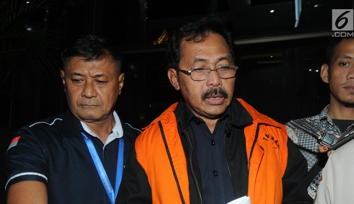 Gubernur Kepulauan Riau (Kepri) Nurdin Basirun dikawal petugas usai menjalani pemeriksaan 1 x 24 jam di Gedung KPK, Jakarta, Jumat dini hari (12/7/2019). Nurdin Basirun resmi ditahan KPK bersama tiga tersangka terkait suap izin lokasi rencana reklamasi di wilayah Kepri. (merdeka.com/Dwi Narwoko)
