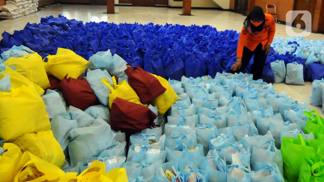 FOTO: Bansos Bahan Makanan untuk Warga Isolasi Mandiri di Bogor