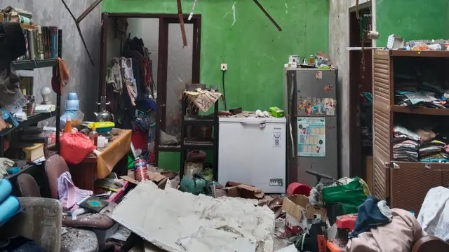 Kondisi rumah rusak parah akibat ledakan gas tiga kilogram di Perumahan Golden Moon Residence Tanah Baru, Depok. (Liputan6.com/Dicky Agung Prihanto)