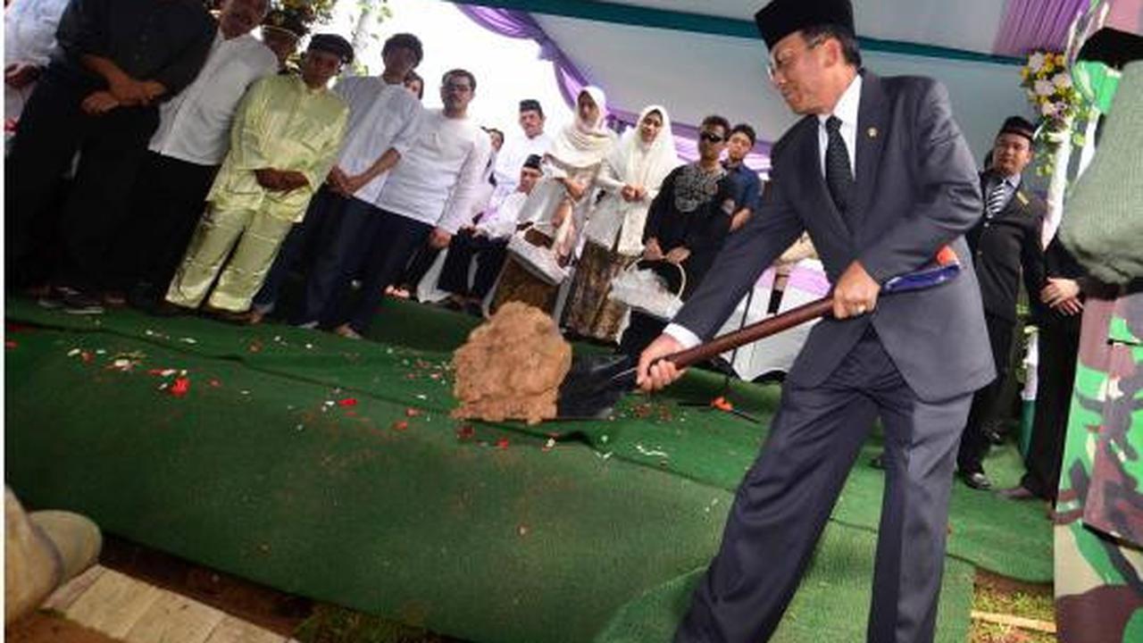 Jenazah Wamen ESDM Widjajono dikebumikan
