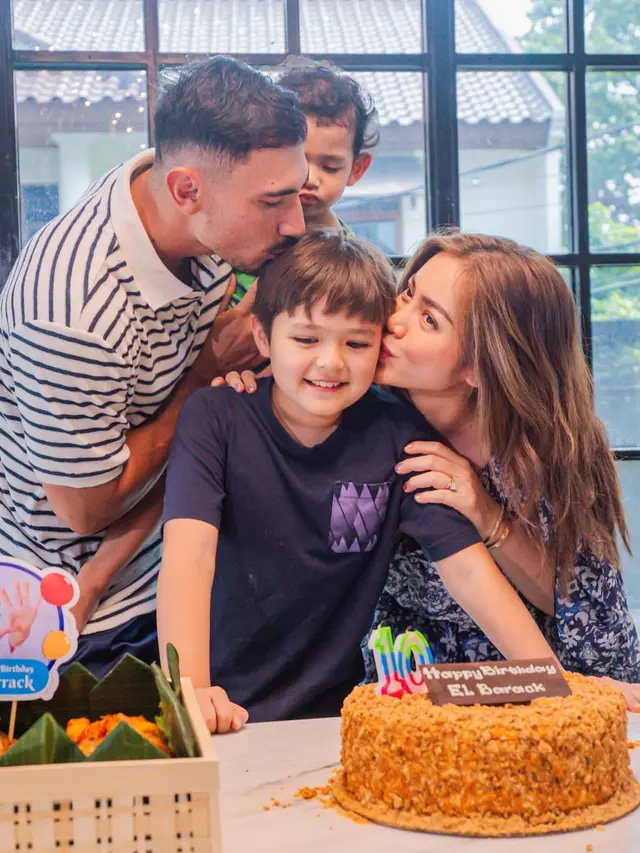 Momen kebersamaan ketiga anak Jessica Iskandar-Vincent Verhaag (credit: instagram/alexanderbarackel)