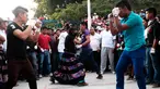 Sejumlah anak saling pukul saat mengikuti Tradisi Xochimilcas di Zitlala, Guerrero, Meksiko (18/2). Tradisi ini berasal dari warga pribumi atau keturunan dari Suku Aztec. (AFP PHOTO/Pedro Pardo)