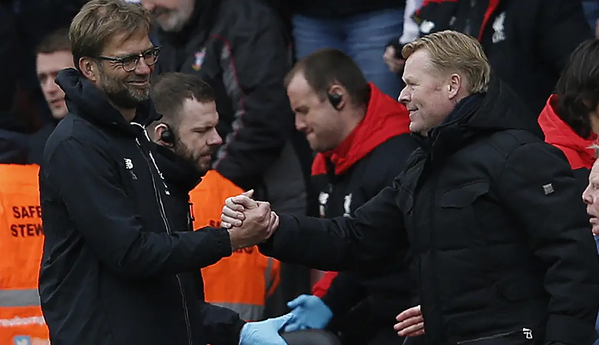 Pelatih Liverpool, Jurgen Klopp (kiri) mengucapkan selamat kepada pelatih Southampton, Ronald Koeman usai laga Liverpoool vs Southampton di Stadion St Mary, Southampton, Minggu (20/3/2016) WIB. (AFP/Adrian Dennis)