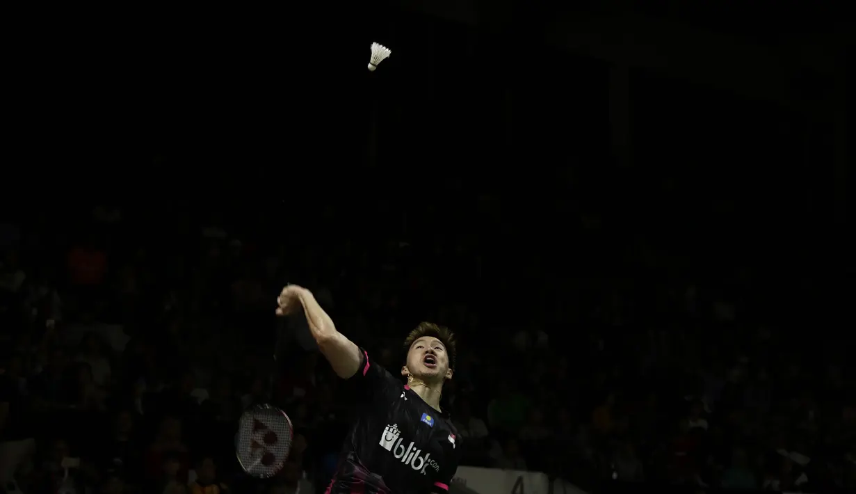 Ganda putra Indonesia, Kevin Sanjaya/Marcus Gideon, saat menghadapi wakil Tiongkok, He Ji Ting/Tan Qiang, pada laga Indonesia Masters 2020 di Istora, Jakarta, Kamis (16/1). Kevin/Marcus unggul 21-19 dan 21-13. (Bola.com/Yoppy Renato)