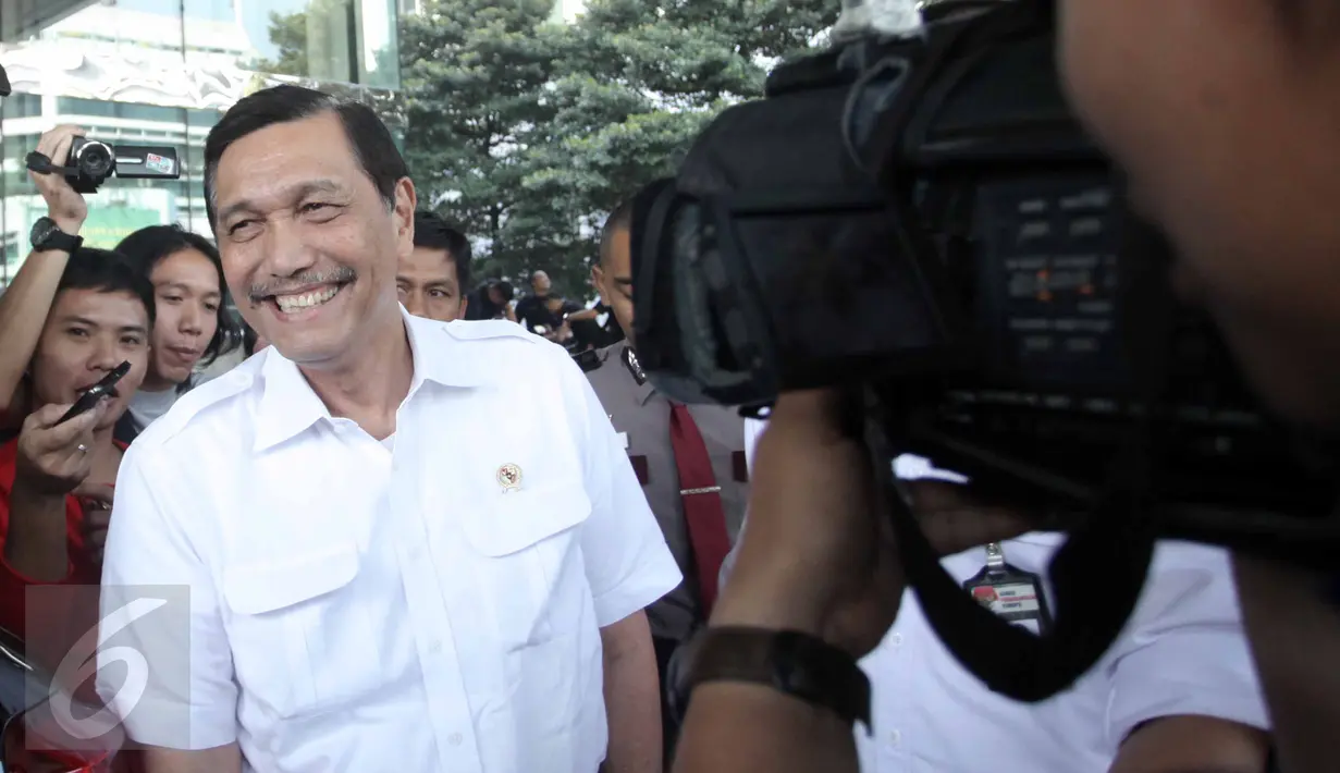 Kepala Staf Kepresidenan Luhut Binsar saat menyambangi Gedung KPK, Jakarta, Jumat (19/6/2015). Kedatangan Luhut untuk menyerahkan laporan harta kekayaan penyelenggara negara (LKHPN). (Liputan6.com/Helmi Afandi)