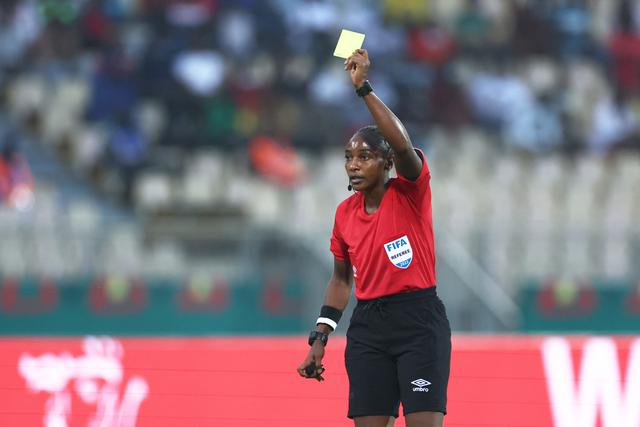 Salima Mukansanga, wasit pertama yang memimpin pertandingan Piala Afrika (Kenzo Tribouillard / AFP)