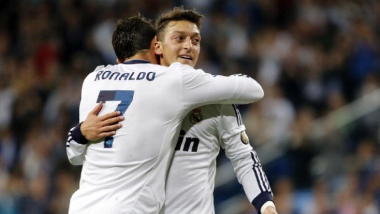 Mesut Ozil dan Cristiano Ronaldo (soccerladuma)